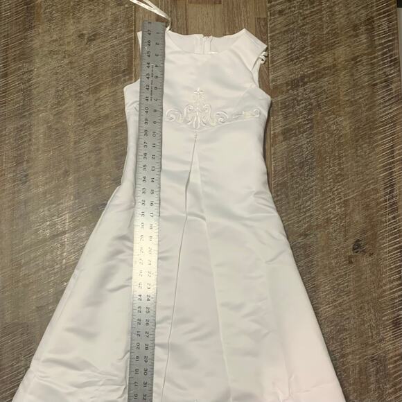 David’s Bridal Flower Girl/ Jr Bridesmaid Dress with Veil - Picture 8 of 14